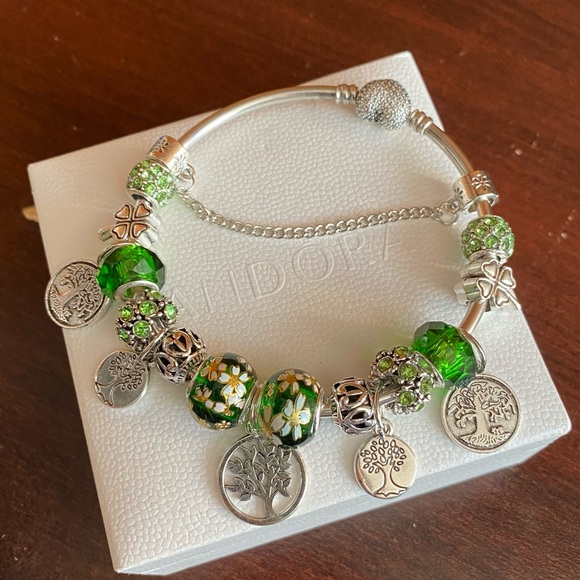 NWOT Pandora Pave Heart CZ Clasp Bangle Bracelet w/ Tree of